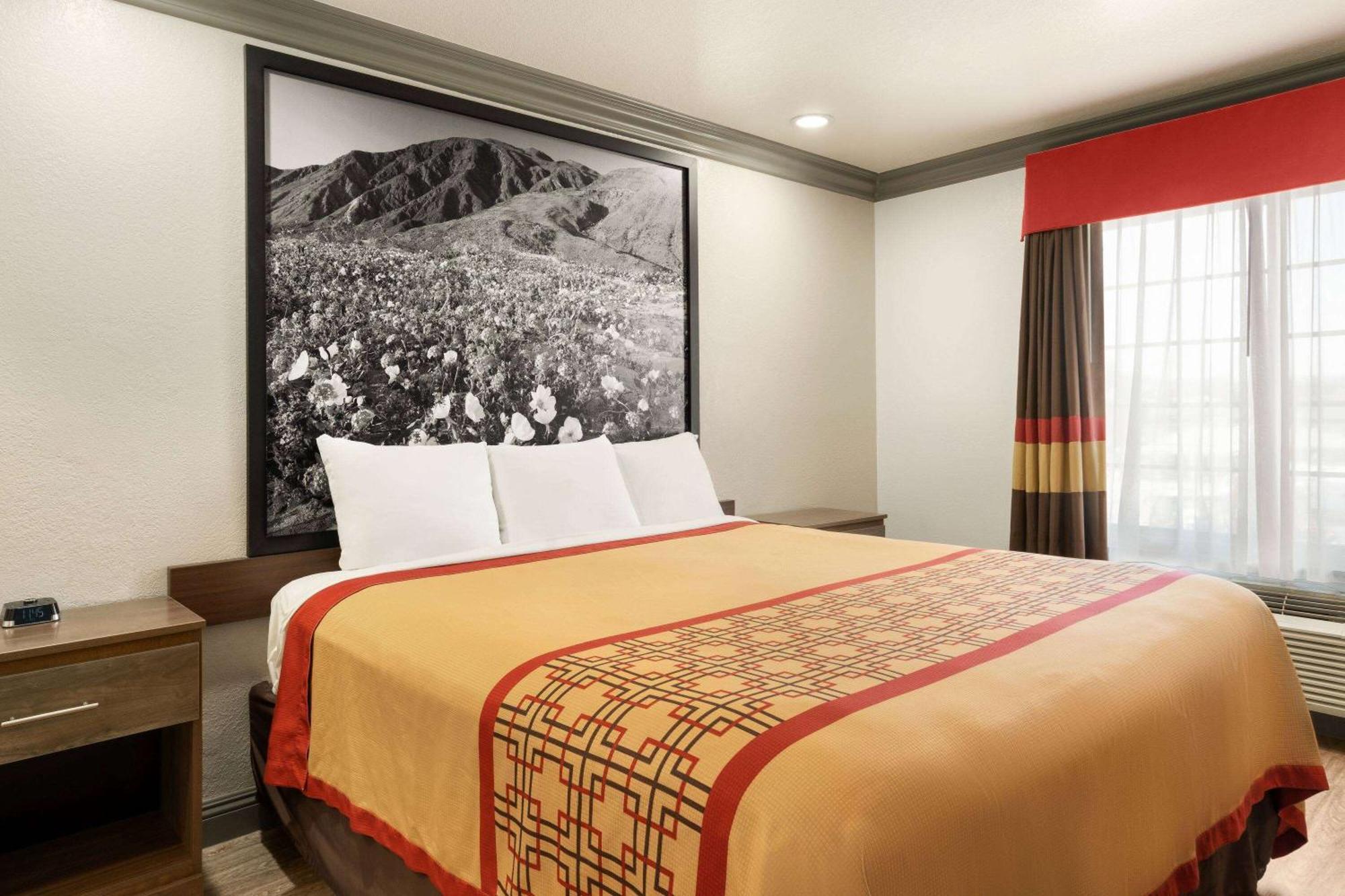 Super 8 By Wyndham Santa Clarita/Valencia Motel Eksteriør billede