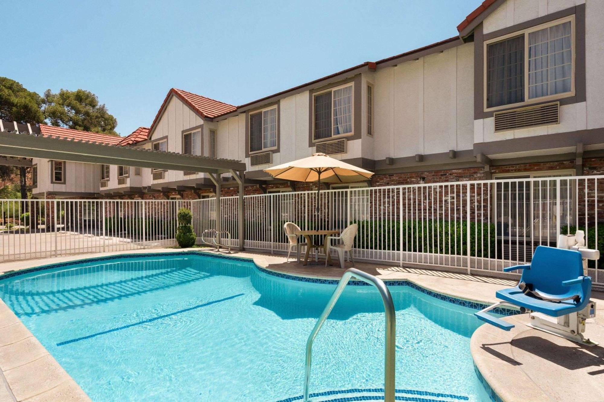 Super 8 By Wyndham Santa Clarita/Valencia Motel Eksteriør billede