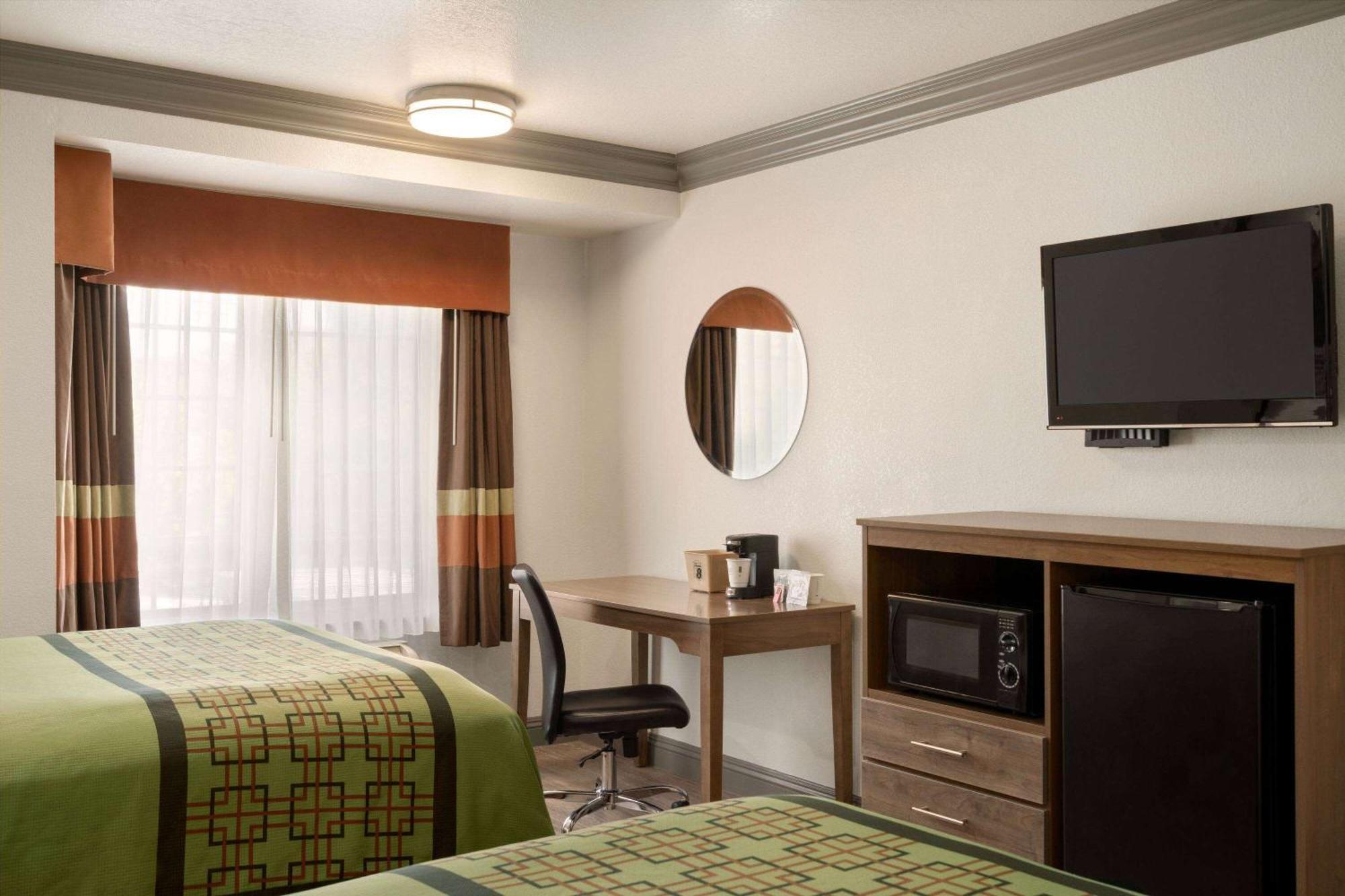 Super 8 By Wyndham Santa Clarita/Valencia Motel Eksteriør billede