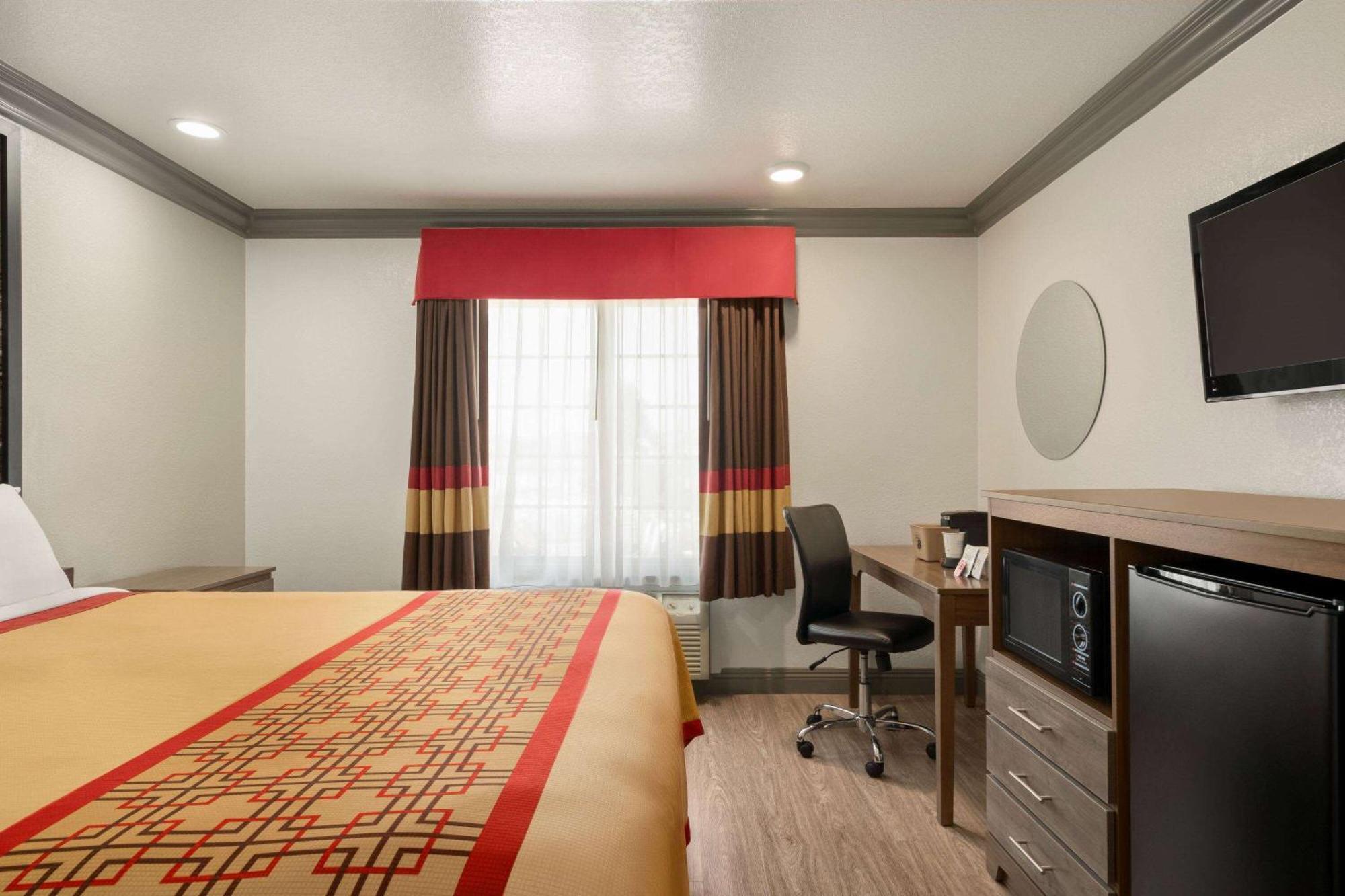 Super 8 By Wyndham Santa Clarita/Valencia Motel Eksteriør billede