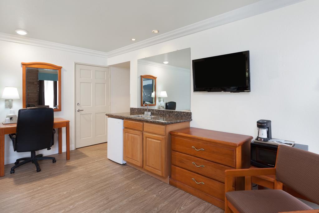 Super 8 By Wyndham Santa Clarita/Valencia Motel Eksteriør billede